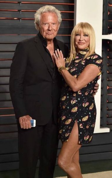 Suzanne Somers (R) and Alan Hamel attend the 2016 Vanity Fair Oscar Party hosted By Graydon Carter at Wallis Annenberg Center for the Performing Arts on February 28, 2016 in Beverly Hills, California