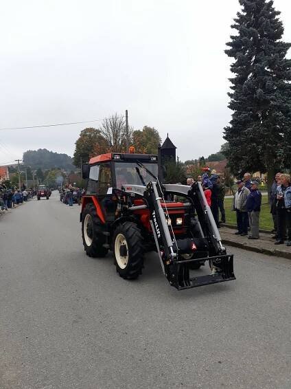 VIDEO: Jede traktor, je to Zetor. V Třeštici na návsi vrčeli plechoví miláčci