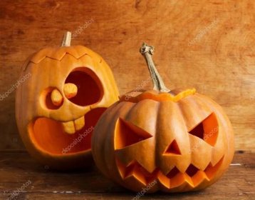 Stáhnout - Strašidelné Halloween dýně na dřevěné pozadí — Stock obrázek
