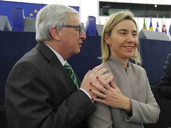 Předseda Evropské komise Jean-Claude Juncker a jeho „ministryně zahraničí“ Federica Mogheriniová mají důvod k radosti.