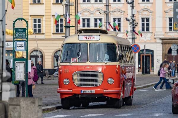 RETRO: Babička tramvaj a děda autobus. Veterány městské dopravy zase vezly lidi