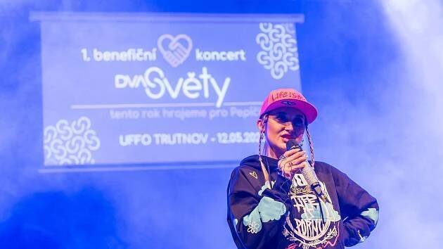 FOTO: Rapperka Sharlota či Michal Horák zpívali v Trutnově pro Pepíčka