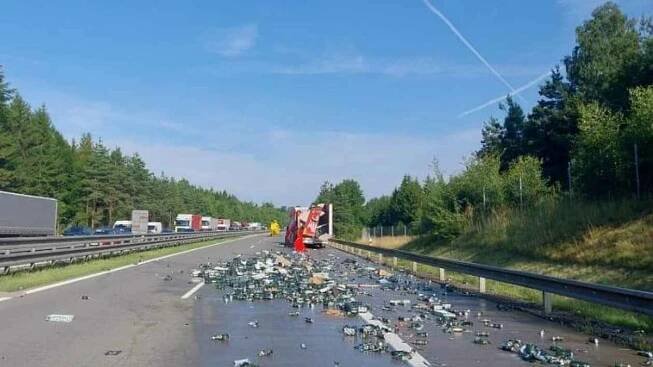 D1 na Vysočině stála. Po havárii kamionu se na dálnici rozsypaly plechovky