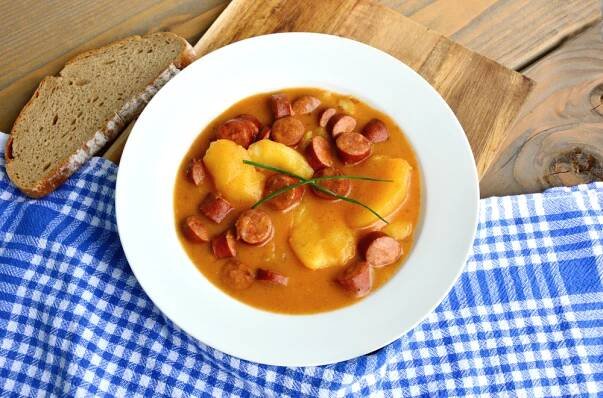 Buřtguláš – Jednoduchý recept s chlebem
