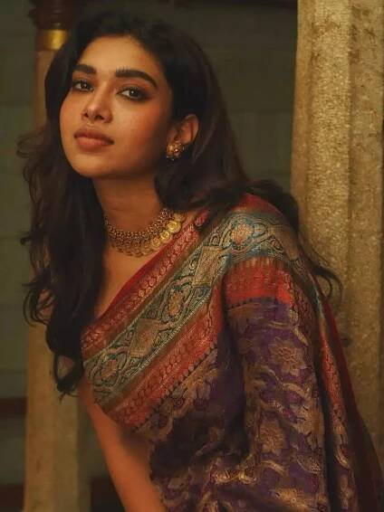 Dushara Vijayan’s Enchanting Take on Saree Elegance