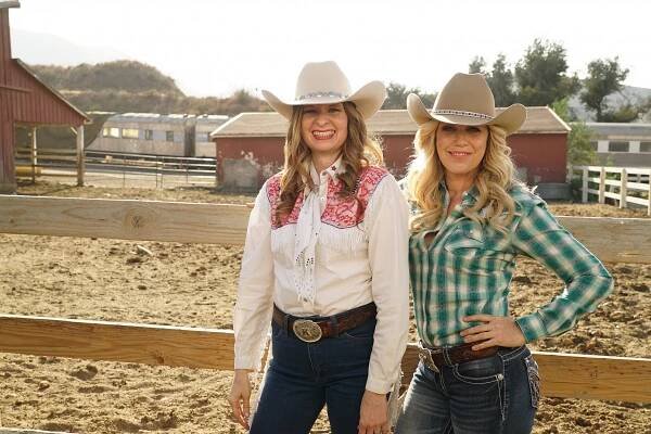 Farma na spadnutí - The Grisham Gals - Z natáčení - Lennon Parham, Jessica St. Clair