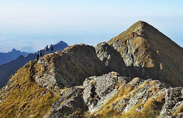 Pohled z nejvyšší hory Rumunska na kamennou pyramidu sousedního vcholu Vistea Mare