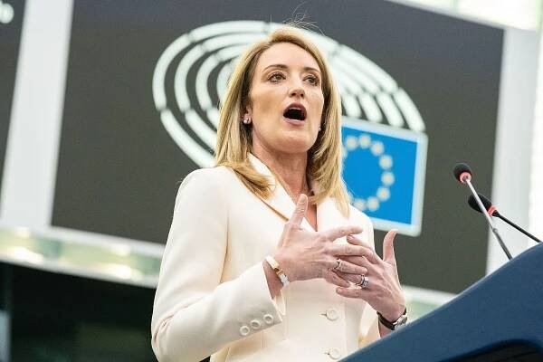 Europoslance povede Roberta Metsolaová z Malty. V projevu vzpomněla Havla