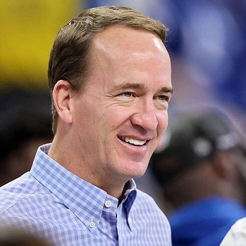 Did Peyton Manning calm crying baby on flight, then pass kind note to the father?