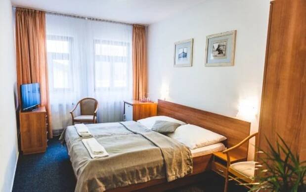 Hradec Králové přímo v centru v historickém Hotelu U České koruny *** se snídaní formou bufetu + parkování