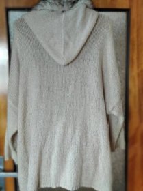 Pěkný ,pletený svetr s kapucí na zip zn.Janina.znač.vel46,ale52-56níže - Dámské oblečení