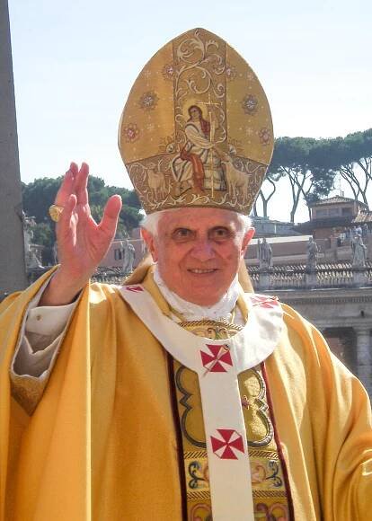 Benedikt XVI. se obléká parádněji než Jan Pavel II., zjistil El País
