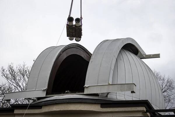FOTO: Největší dalekohled petřínské hvězdárny odvezli na opravu