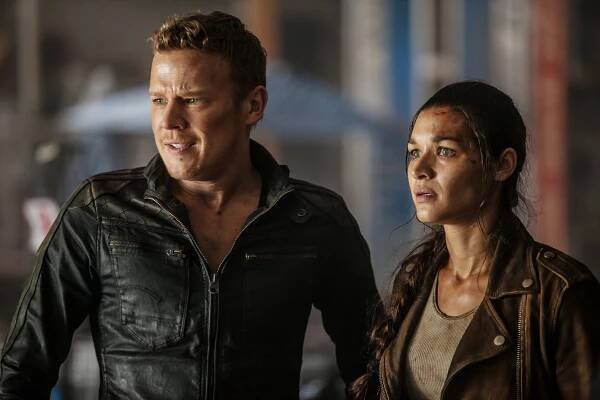 Dominion - The Longest Mile Home - Z filmu - Christopher Egan, Kim Engelbrecht