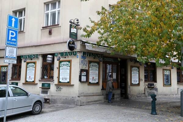 Nařízení a pravidla pro předzahrádky nás likvidují, říká provozní pivnice U Sadu