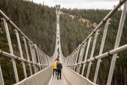 VIDEO: Unikátní visutý most v Dolní Moravě slaví. Stále láká tisíce turistů