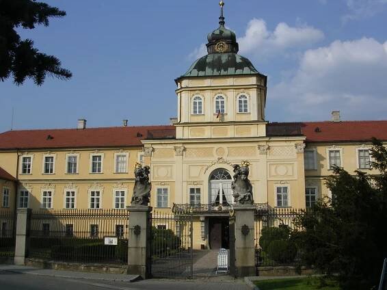 Soubor:Nový zámek v Hořovicích - průčelí.JPG – Wikipedie