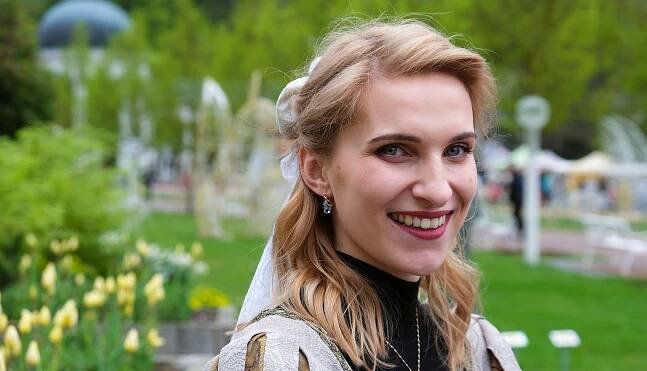 Mariánské Lázně zahájily sezónu žehnáním pramenům i promenádou v kostýmech