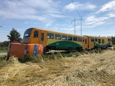 Vlak se na Blanensku srazil s dodávkou, jeden zraněný - 1 - GALERIE: Srážka vlaku s dodávkou na Blanensku (1/7)