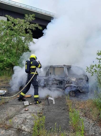 Jednotka ze stanice Ústí nad Labem zlikvidovala požár vraku… | POŽÁRY.cz - ohnisko žhavých zpráv | hasiči aktuálně