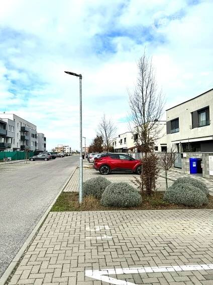 AG reality I PREDANÉ VYHRADENÉ PARKOVACIE STÁTIE NA SLÁVIČEJ ULICI