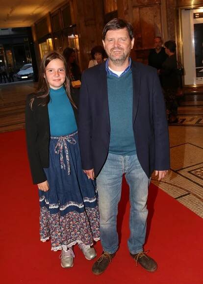 Módní okénko z divadelní premiéry: Marek Dědík outfit zazdil v děravých džínách a teniskách. A co další hosté?