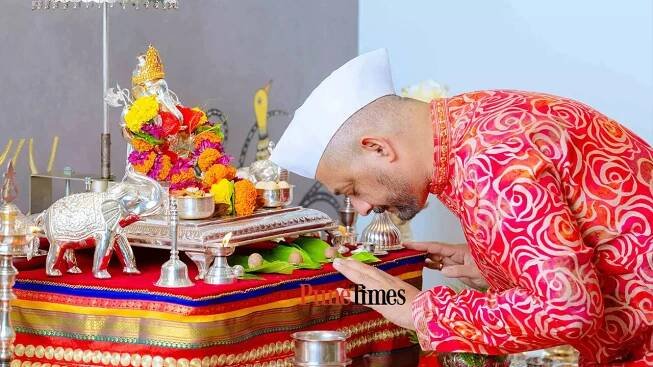Swapnil Joshi seeks Bappa's blessings (Pic: Tejas Kudtarkar)