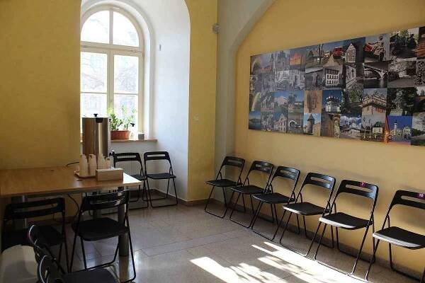 V středu 2. března se v Pardubicích otevřelo krajské asistenční centrum pomoci Ukrajině (KACPU). Pracovníci krajského úřadu budou dvacet čtyři hodin denně koordinovat služby ukrajinským občanům.