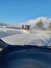 VIDEO: Vítr a sníh vytvořily bílou tmu, silnici do Božanova se podařilo udržet
