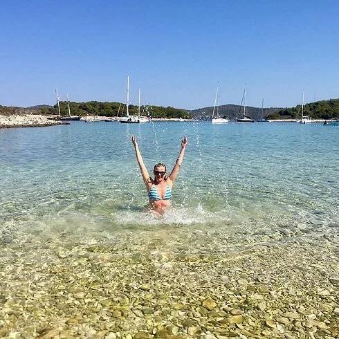 Takhle si užívá u moře: Leona Machálková poslala z dovolené pozdrav v plavkách
