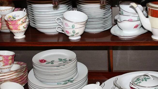 Jak poznat starožitný porcelán? Češi mají v kuchyni až 100 000 Kč a ani to netuší. Nápověda je na spodku porcelánu