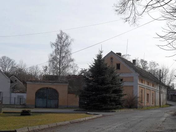 Soubor:Malenovice L. DumSBranou cp3.jpg