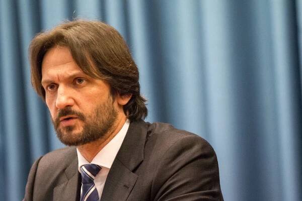 Minister vnútra Robert Kaliòák poèas TB po zasadnutí mimoriadnej Bezpeènostnej rady (BR) SR v súvislosti s udalosami v Bruseli. Bratislava, 22. marec 2016. Foto: SITA/Marek Mrvi
