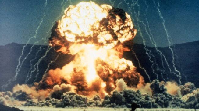Při prvním testu atomové bomby se počítalo i se zničením planety. Podívejte se na přelomovou explozi