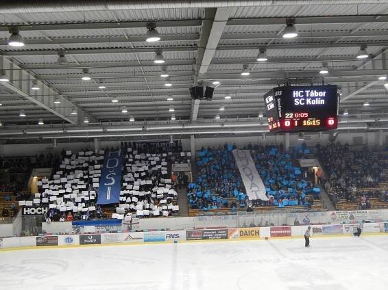 Táborský zimní stadion ovládl smutek, první semifinálovou bitvu vyhrál Kolín