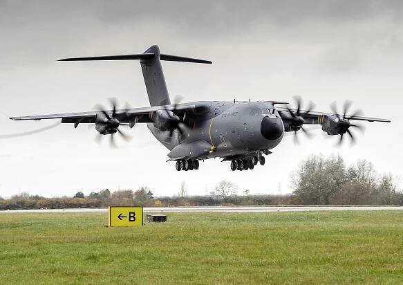 File:RAF A400M Lands at RAF Brize Norton.jpg - Wikimedia Commons