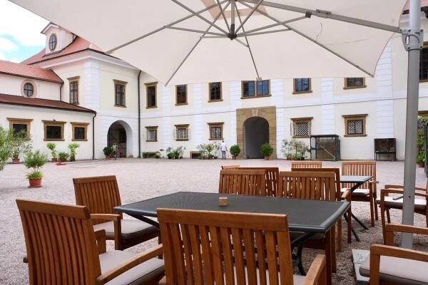 Bistro na zámku. V Rychnově ho otevřela bývalá vládní letuška, peče tu sachr s pepřem