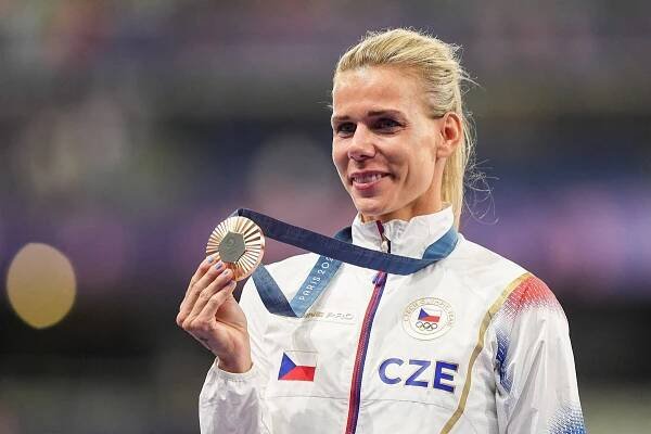 Ogrodníková ponese s Fuksou vlajku při ukončení: Brečela jsem, když mi to volali