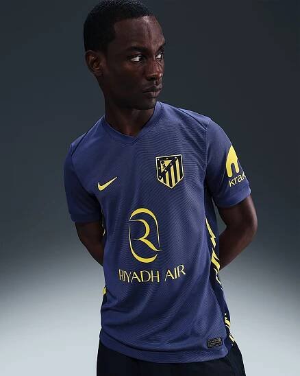 Replika pánského venkovního fotbalového dresu Nike Dri-FIT Atlético Madrid Stadium 2025/26 - Binary Blue/Dark Purple Dust/Vibrant Yellow