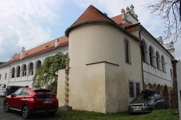 Zámek Mokrosuky zahájil první sezonu, otevřel muzeum věnované šermu