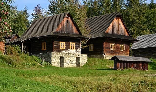 Soubor:Valašské muzeum v přírodě - Valašská dědina 01.jpg – Wikicesty