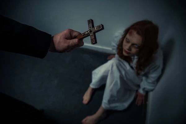 Exorcismus Emmy Schmidt: Seslali na dívku démona její příbuzní?