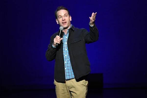 Komik Birbiglia: Karanténa je taká zlá, že sme už prestali aj masturbovať — Denník N