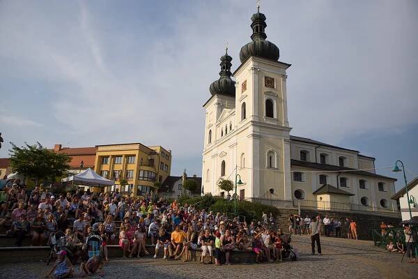 Bystřice nad Pernštejnem se otřese v základech. Na výročí jede Olympic i Lenny