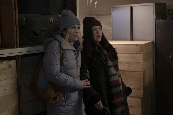 Annie Murphy, Mary Hollis Inboden - Kevin Can F**k Himself - Ghost - Z filmu