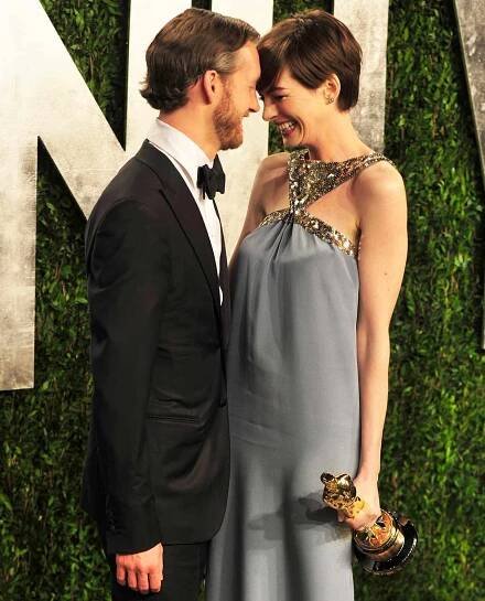 Adam Shulman and Anne Hathaway arrive at the 2013 Vanity Fair Oscar Party at Sunset Tower on February 24, 2013 in West Hollywood, California. 
