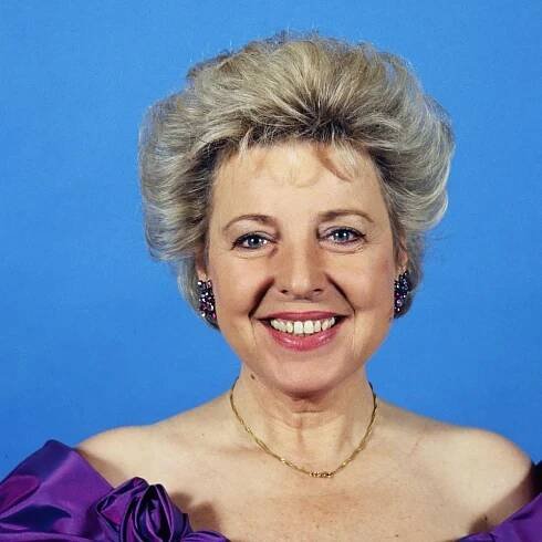 Als "Mutter Beimer" wird Marie-Luise Barjan Mitte der 1980er in der Fernsehserie "Lindenstraße" zum absoluten Serienliebling. Mit ihrem natürlichen und ungekünstelten Auftreten erobert die Schauspielerin schon damals die Herzen der Deutschen. Ihre voluminös geföhnten blonden Haare werden zu ihrem Markenzeichen, ihre Augen betont sie leicht mit etwas Kajal. 