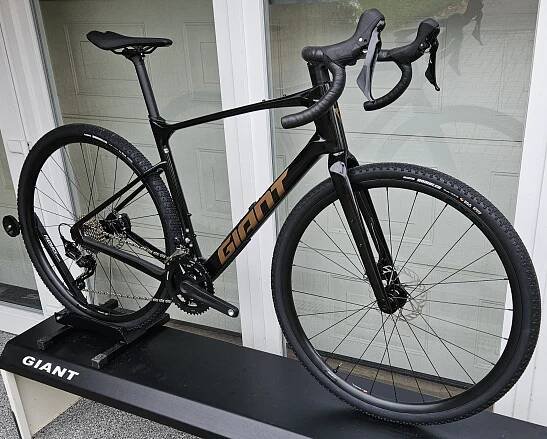 GIANT Revolt Advanced 3 2025 - velmi pohodlný karbonový gravel – NOVÝ za 54 599 Kč