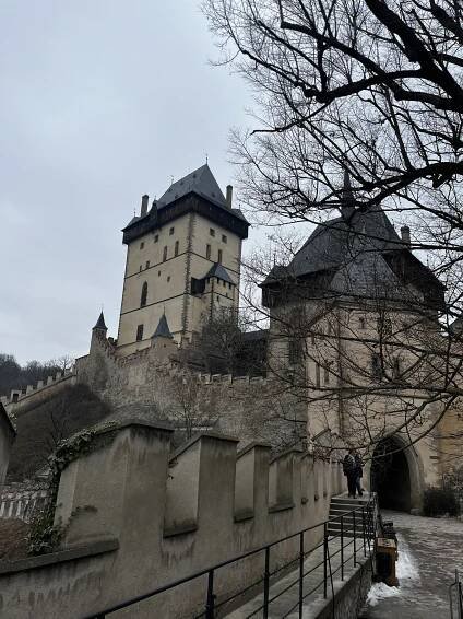 Fotogalerie • Centrální parkoviště Karlštejn (Parkoviště pro návštěvníky a turisty - placené) • Mapy.com