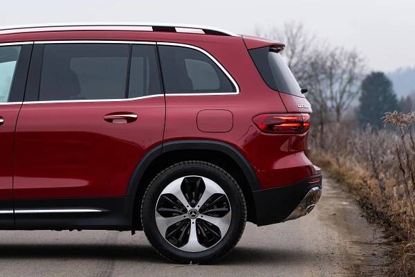 Prémiové SUV nemusí stát miliony: Mercedes GLB nabídne sedm míst a naftu se čtyřkolkou za cenu Kodiaqu
